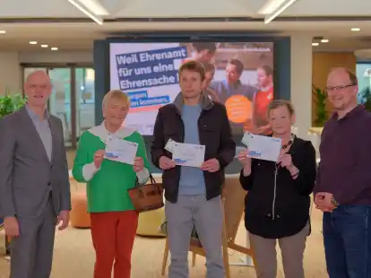 100-Euro-Gewinner: (von links) Volksbank-Vorstand Matthias Osterhues, Barbara Grund, Stephan Heinecke, Jutta Epding und NWZ-Redakteur Patrick Buck