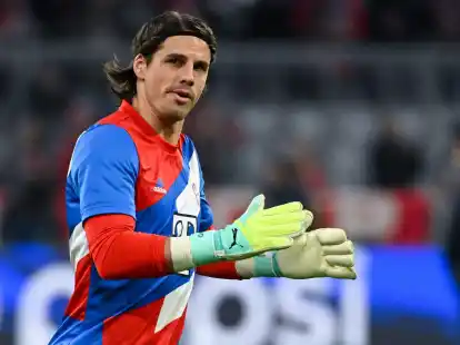 Torwart Yann Sommer von M&uuml;nchen w&auml;rmt sich auf.