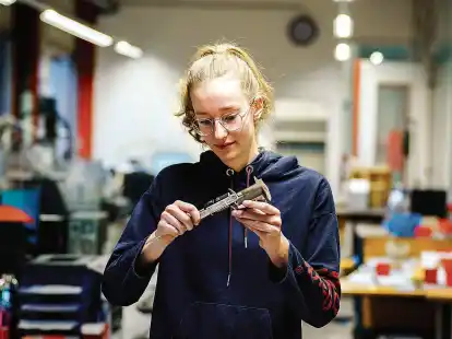 Mit Praktika viele verschiedene Bereiche durchtesten oder eine klare Route verfolgen? Vor dieser Frage stehen viele Sch&uuml;lerinnen (im Bild Charlotte Keilwerth beim Vermessen eines Werkst&uuml;cks) und Sch&uuml;ler sowie Studierende.