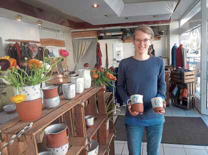 <p>Frauke Farin mit zwei ihrer Lieblingsst&uuml;cke in ihrem Laden  in Oldenburg.</p>