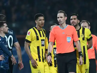 Schiedsrichter Sascha Stegemann stand in Bochum im Mittelpunkt.