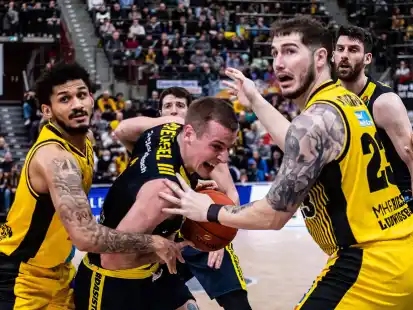 Griffige Partie: Baskets-Profi Trey Drechsel (Mitte) versucht im Hinspiel, den Ball gegen die Ludwigsburger Justin Johnson (rechts) und Prentiss Hubb zu verteidigen.