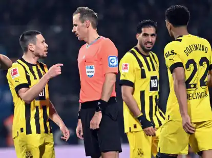 Schiedsrichter Sascha Stegemann (2.v.l.) lag im Spiel der Dortmunder bei einer Strafsto&szlig;-Entscheidung falsch.