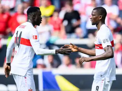 Serhou Guirassy (r) leitete Stuttgarts Heimsieg ein.