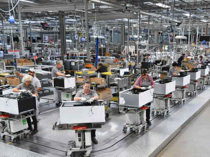 Die Fertigungshalle f&uuml;r W&auml;rmepumpen bei Viessmann. Der hessische Heizungsbauer Viessmann verkauft seine Klimasparte einschlie&szlig;lich der lukrativen W&auml;rmepumpen an den US-Konkurrenten Carrier Global.