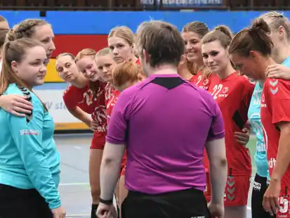 In Findorff setzten sich die Oberliga-Handballerinnen des WHV (rechts) mit 40:27 durch.