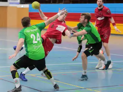 Mit 29:27 gewann der  WHV II (im Angriff) sein Heimspiel in der Handball-Verbandsliga gegen  den TSV Daverden.