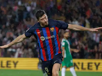Robert Lewandowski erzielte Barcelonas zweites Tor gegen Betis Sevilla.