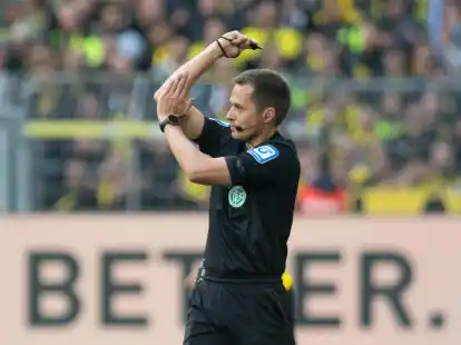 Schiedsrichter Robert Hartmann war beim Spiel Bochum gegen Dortmund als Videoassistent im Einsatz.