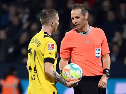 Im&nbsp;Spiel zwischen Bochum und Dortmund hatte sich Sascha&nbsp;Stegemann nach einem Foul an Karim&nbsp;Adeyemi gegen einen Elfmeter entschieden.