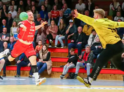 Nach einem Schlag gegen den Kehlkopf musste in Fredenbeck Kevin Straten (beim Wurf; hier im Derby gegen den TvdH) verletzt ausgewechselt werden.