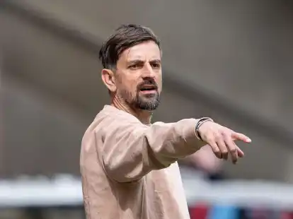 Frankfurts Trainer Niko Arnautis und seine Mannschaft sind weiter Dritter.