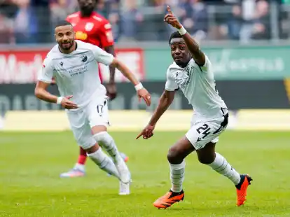 Merveille Papela (r) bejubelt seinen F&uuml;hrungstreffer zum 1:0 mit Teamkollege Erik Zenga.