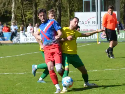 Torschütze für den FC Hude: Torben Hellemann (links) erzielte das 1:0 gegen den TSV Abbehausen. Das Spiel zwischen den beiden Bezirksligisten endete 1:1.