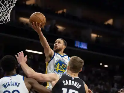 Stephen Curry (M.) &uuml;berragte gegen die Sacramento Kings.