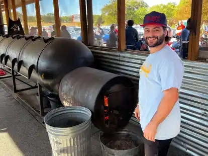 Grillmeister Amir wacht beim Goldee's &uuml;ber das Feuer.