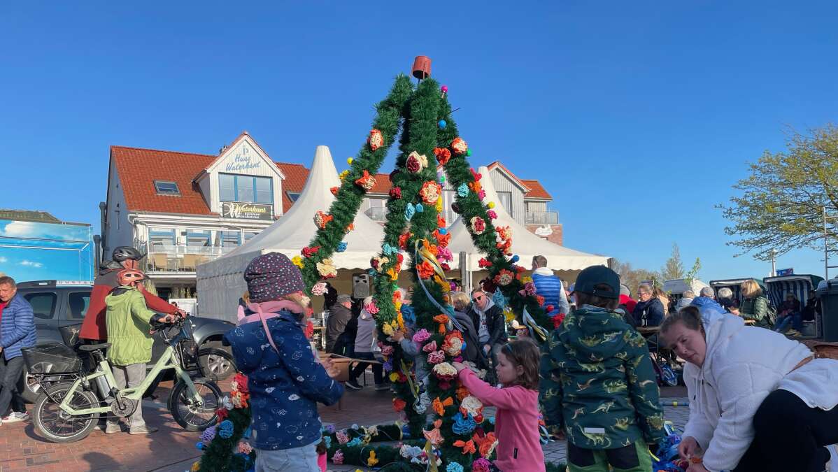 1. Mai: Kinder schmücken Maibaum im Nordseeheilbad Bensersiel