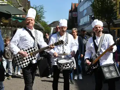 Musik in den Stra&szlig;en: Die mobilen Musiker der Band &bdquo;Walking Hats&ldquo; waren mitten in den Menschenmengen auszumachen.