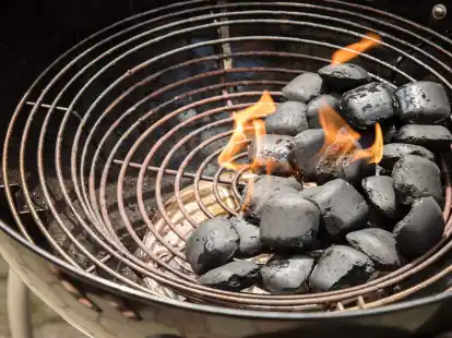 Ein Holzkohlegrill sollte besser drau&szlig;en verwendet werden.