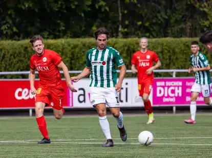 Mit viel Gef&uuml;hl: Fynn Friedrichs (am Ball, hier gegen Germania Egestorf-Langreder) erzielte das 1:1