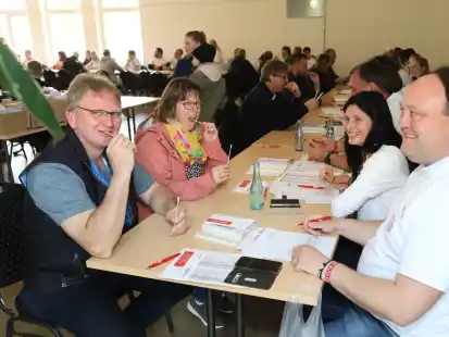 Matthias Eihausen (von links) und Ehefrau Angelika Flatken-Eihausen machen selbst einen Abstrich von der Wannenschleimhaut.