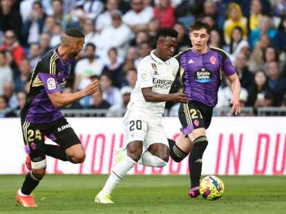 Ivan Fresneda (r) von Real Valladolid soll beim BVB auf dem Wunschzettel stehen.