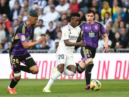 Ivan Fresneda (r) von Real Valladolid soll beim BVB auf dem Wunschzettel stehen.