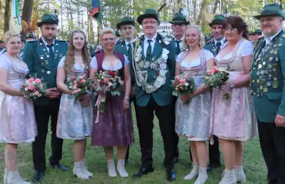 Der neue Thron (v.l.): Jenni Meyer, Ren&eacute; Dammann, Jenny Abeln, K&ouml;nigin Sandra Westerkamp, Tim Westerkamp, K&ouml;nig Uwe Westerkamp, Frank Meyer, Marie Kuhlen, Maik Nelli&szlig;en, Daniela Nelli&szlig;en, Reinhold Abeln