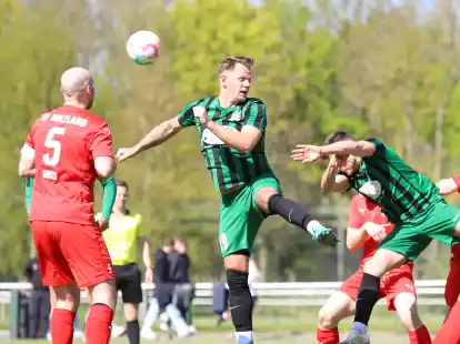 Voller Einsatz der Larrelter (in der Bildmitte ist es Folkmar Hamann): Zwar gelang der zwischenzeitliche Ausgleich, am Ende verlie&szlig;en die Emder als Verlierer den Platz.