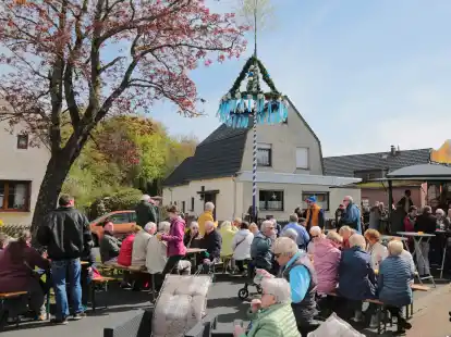 Der B&uuml;rgerverein Aldenburg lud am &bdquo;Ei&ldquo; an der Ecke Kniphauser Stra&szlig;e/Accumer Stra&szlig;e zum gem&uuml;tlichen Fr&uuml;hschoppen unterm herrlich geschm&uuml;ckten Maibaum ein.