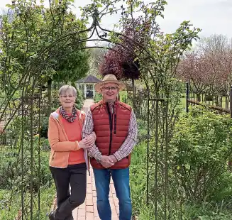 Sie öffneten ihren Garten in Sandhatten: Lore und Helmut Schultz gestalten ihren Garten insektenfreundlich.