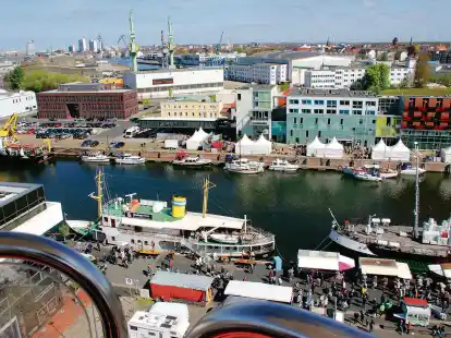 Blick aus dem Riesenrad, das f&uuml;r die Fischparty extra neben dem Oberfeuer aufgebaut wurde. Unten sieht man den Salondampfer &bdquo;Hansa&ldquo;, am oberen Bildrand, dort, wo die gr&uuml;nen Kr&auml;ne stehen, wird das Werftquartier geplant.