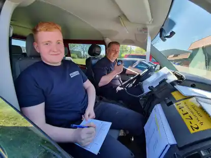 Erik Schnitger (links) aus Hammelwarden und Ronald Degen aus Altenhuntorf nahmen an der Funkpr&uuml;fung teil.
