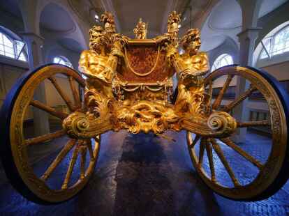 Die goldene Staatskutsche steht in den Royal Mews (Stallungen) im Buckingham Palace.