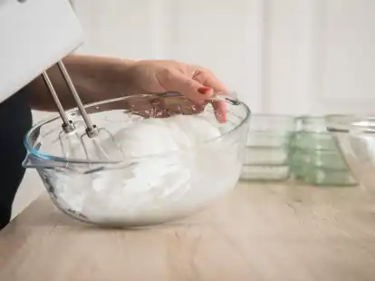 Luftig und leicht - so sollte Eischnee sein. Daf&uuml;r muss er aber erst steif werden. Damit das gelingt, muss man beim Trennen der Eier ganz genau sein.
