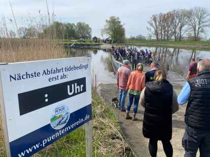 Viele Fahrg&auml;ste warteten geduldig, bis sie &uuml;bersetzen konnten.