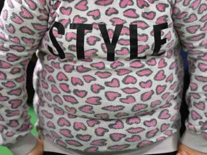 Ein &uuml;bergewichtiges Kind tr&auml;gt einen Pulli mit dem Schriftzug &laquo;Style&raquo;. Immer mehr Kinder im Norden sind zu dick.
