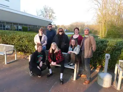 Proben f&uuml;r &bdquo;PS: dein Sandmann&ldquo;, von links: Larissa, Sabrina und Marleen; hinten von links Astrid, Joshua, Dr. Pia Schreiber, Michaela und Fabian. Es fehlt Sophie.