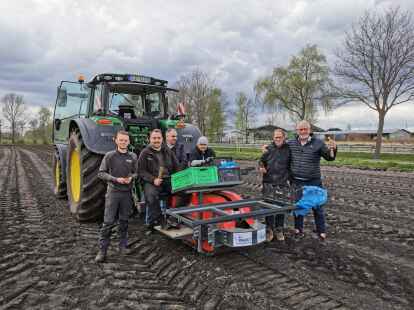 Die Firma Wald21 aus Bayern ist mit ihren Stecklingen und einer Spezialmaschine nach Schwaneburgermoor gekommen: Bauger&auml;tef&uuml;hrer Jonas Jongeling (von links), Gesch&auml;ftsf&uuml;hrer J&ouml;rn Stadtsholte, Betriebsleiter Besim Bashota, Wald21-Mitarbeiter Adi Cinglu, sein Chef Wolfram Kudlich und Torfwerkchef Alois Stadtsholte.