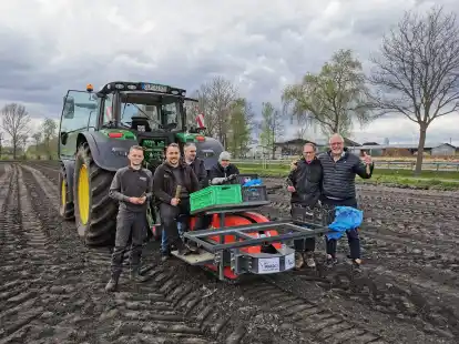 Die Firma Wald21 aus Bayern ist mit ihren Stecklingen und einer Spezialmaschine nach Schwaneburgermoor gekommen: Bauger&auml;tef&uuml;hrer Jonas Jongeling (von links), Gesch&auml;ftsf&uuml;hrer J&ouml;rn Stadtsholte, Betriebsleiter Besim Bashota, Wald21-Mitarbeiter Adi Cinglu, sein Chef Wolfram Kudlich und Torfwerkchef Alois Stadtsholte.