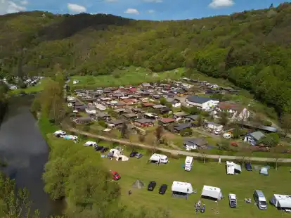 Zelte und Wohnmobile stehen auf dem Campingplatz Wiedhof am Ufer der Wied. Dahinter sind die Parzellen der Dauercamper zu sehen (Luftaufnahme mit einer Drohne).