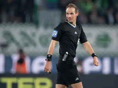 Schiedsrichter Sascha Stegemann sieht sich nach einem Fehler heftiger Kritik ausgesetzt.