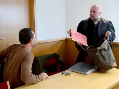 Der wegen Betrug angeklagte Bestattungsunternehmer (l-r) und sein Verteidiger Benjamin Richert im Gericht.