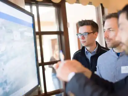 Anhand von digitalen und analogen Karten erl&auml;uterten die Tennet-Experten den Besuchern, wie die Starkstromleitung k&uuml;nftig verlaufen wird.