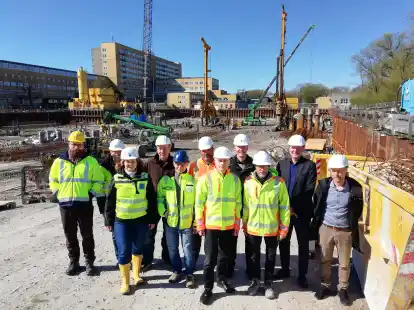 Jubil&auml;umsbesprechung vor der Gro&szlig;baustelle Neubau Klinikum: Mit dabei waren (von links) Marcel Heinrichsdorff (Umweltbaubegleitung), Ingo Bennen (Christoffers), Felicia Sternisha (Ernst2 Architekten), Jochen Massner (Berger Grundbautechnik), Kuno Hochhuth (Group2), Timo Jan&szlig;en (Christoffers), Menhard Schoof (Projektleiter), Dennis Kerls (Ernst2 Architekten), Horst Vollmer (Klinikum), Oliver Leinert (Gesch&auml;ftsf&uuml;hrer Neubau Klinikum) sowie Alexander B&ouml;ttiger (Berger Grundbautechnik).