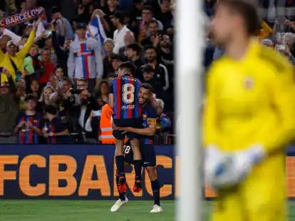 Barcelonas Jordi Alba (2.v.l) jubelt nach dem F&uuml;hrungstreffer seiner Mannschaft.