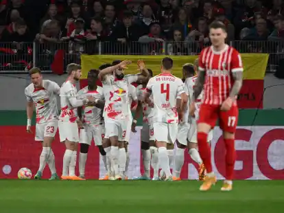 Die Leipziger bejubeln das Tor zum 1:0.