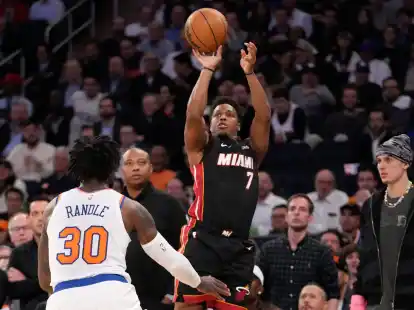 Miami-Heat-Guard Kyle Lowry wirft einen Dreipunkte-Korb an New York Knicks-Forward Julius Randle vorbei.