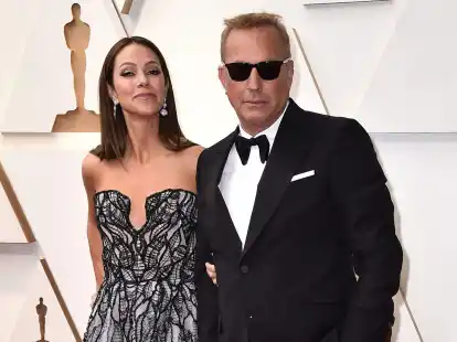 Christine Baumgartner (l) und Kevin Costner kommen zur 94. Verleihung der Academy Awards in Hollywood (2022).