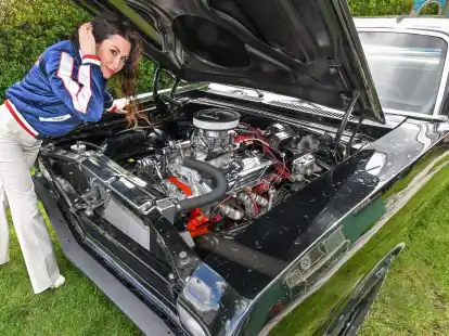 Leokadia Hateville, Airbrush- und Grafitti-K&uuml;nstlerin, steht vor ihrem amerikanischen 69-er Chevrolet Nova mit einem V-8-Motor.